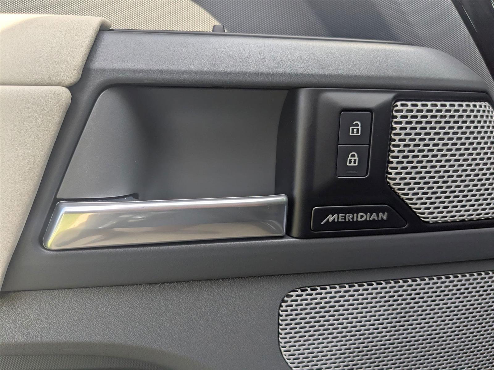 2023 Land Rover Defender 130 X photo 11