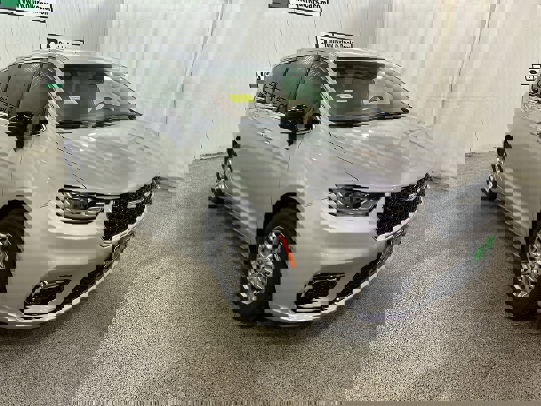 2026 Chrysler Pacifica Select's photo