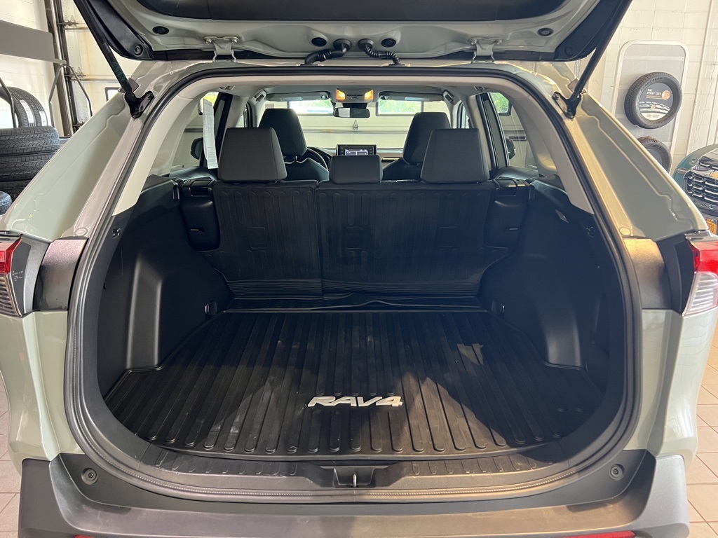 2021 Toyota RAV4 XLE photo 3