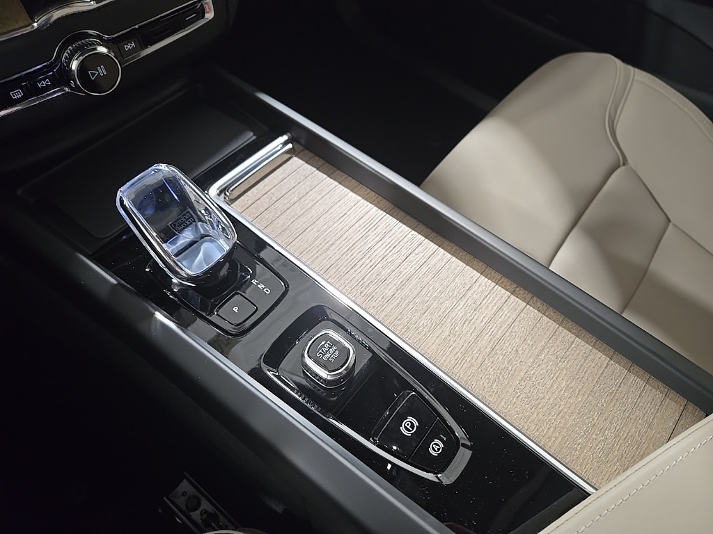 2026 Volvo XC60 B5 Plus photo 10