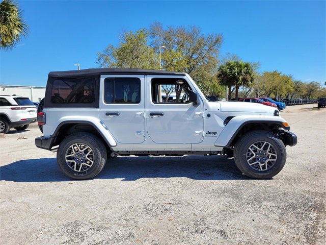 2025 Jeep Wrangler Sahara photo 4