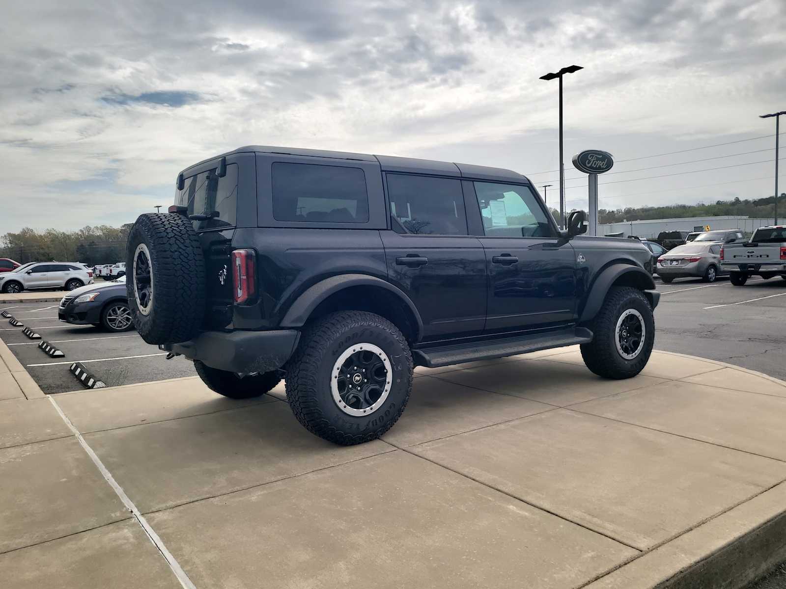 2025 Ford Bronco Outer Banks photo 3