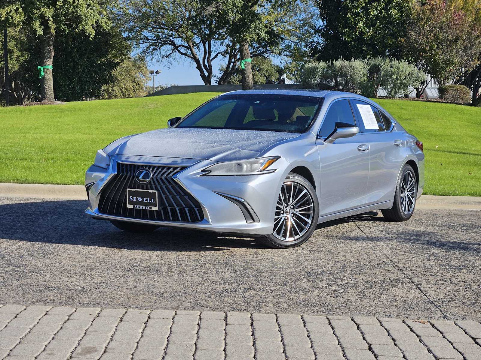 2022 Lexus ES 350's photo
