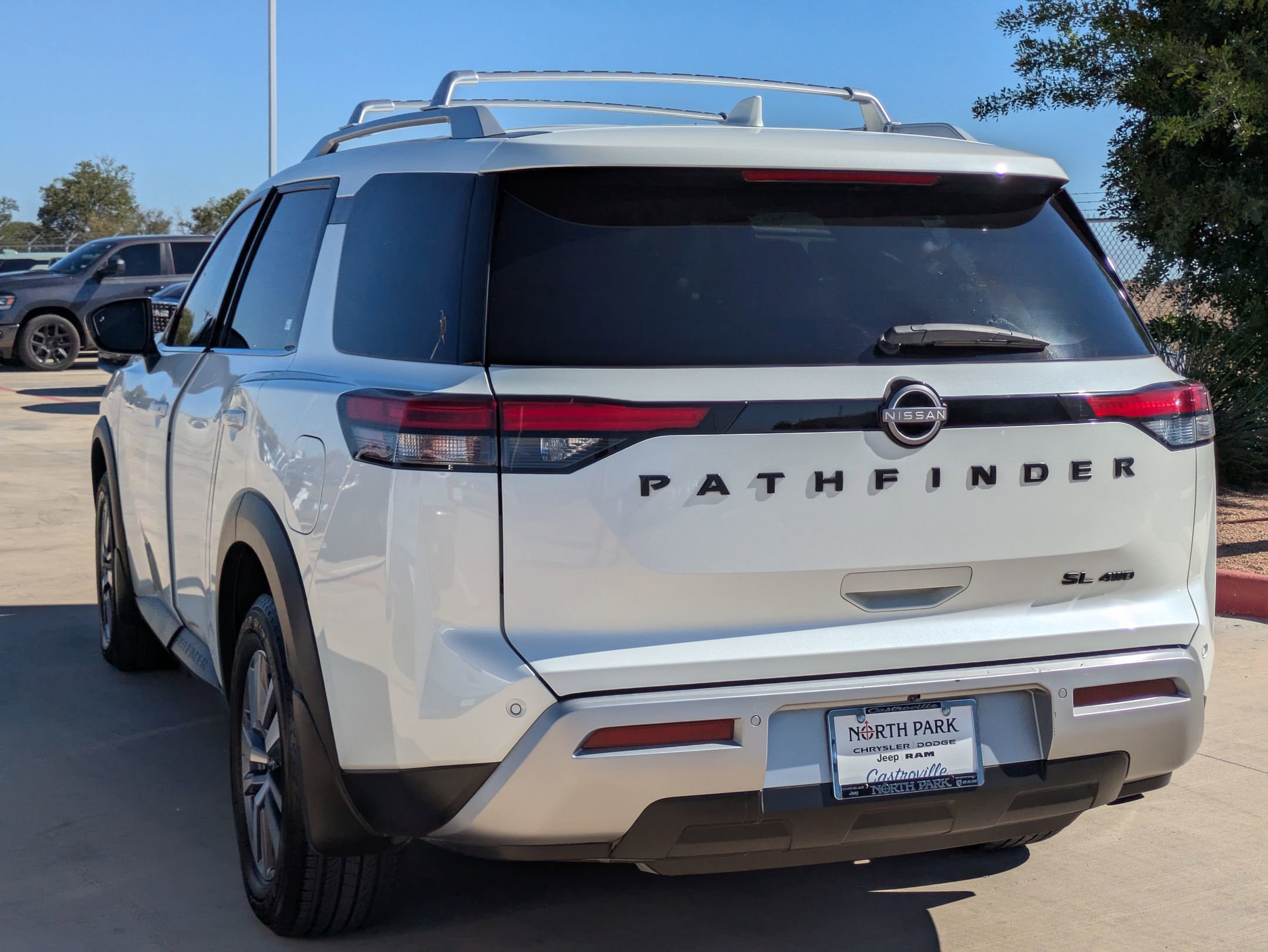 2023 Nissan Pathfinder SL photo 4
