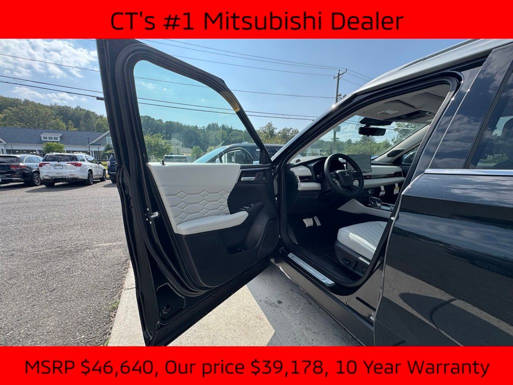 2025 Mitsubishi Outlander SEL photo 4