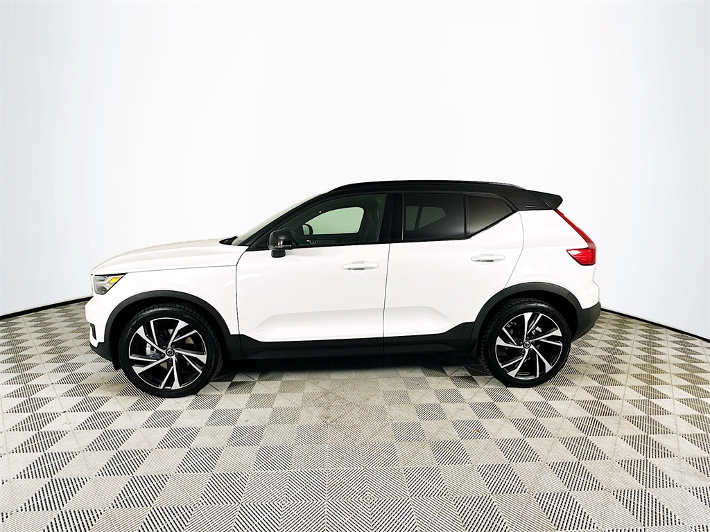 2021 Volvo XC40 R-Design photo 4