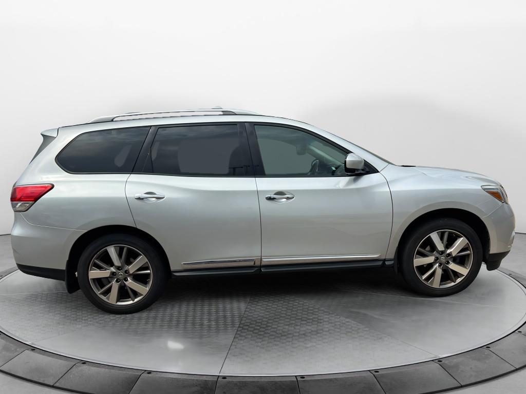 2014 Nissan Pathfinder Platinum photo 2