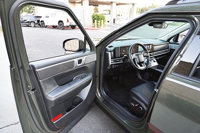 Used 2025 Green Hyundai SEL image 36