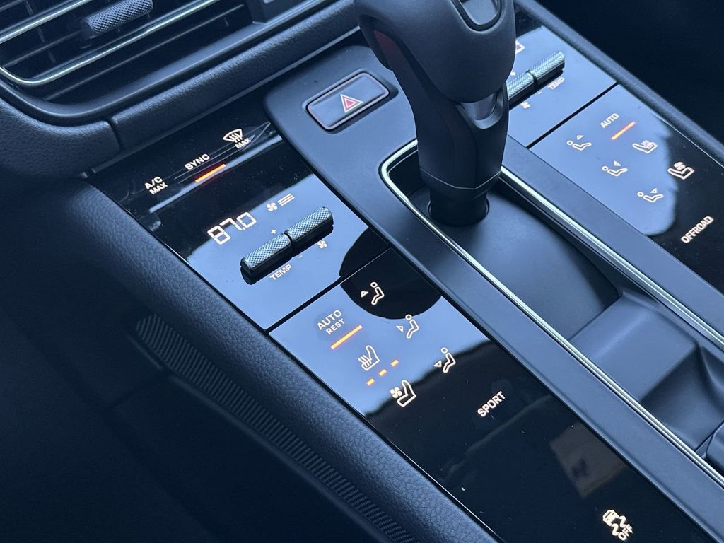2025 Porsche Macan Base photo 17