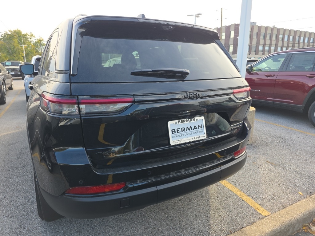 2025 Jeep Grand Cherokee Limited photo 4