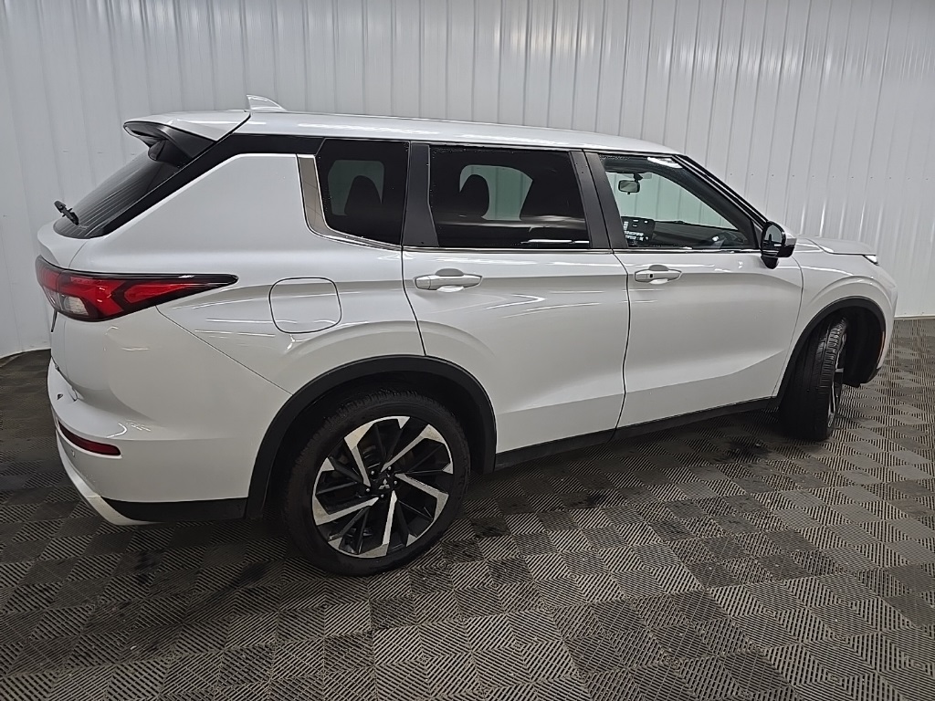 2022 Mitsubishi Outlander SE photo 3