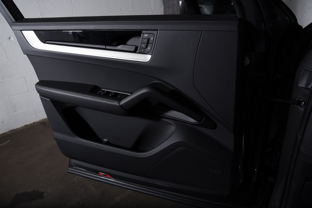2025 Porsche Cayenne E-Hybrid photo 30