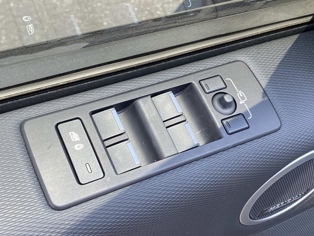 2023 Land Rover Discovery S R-Dynamic photo 16