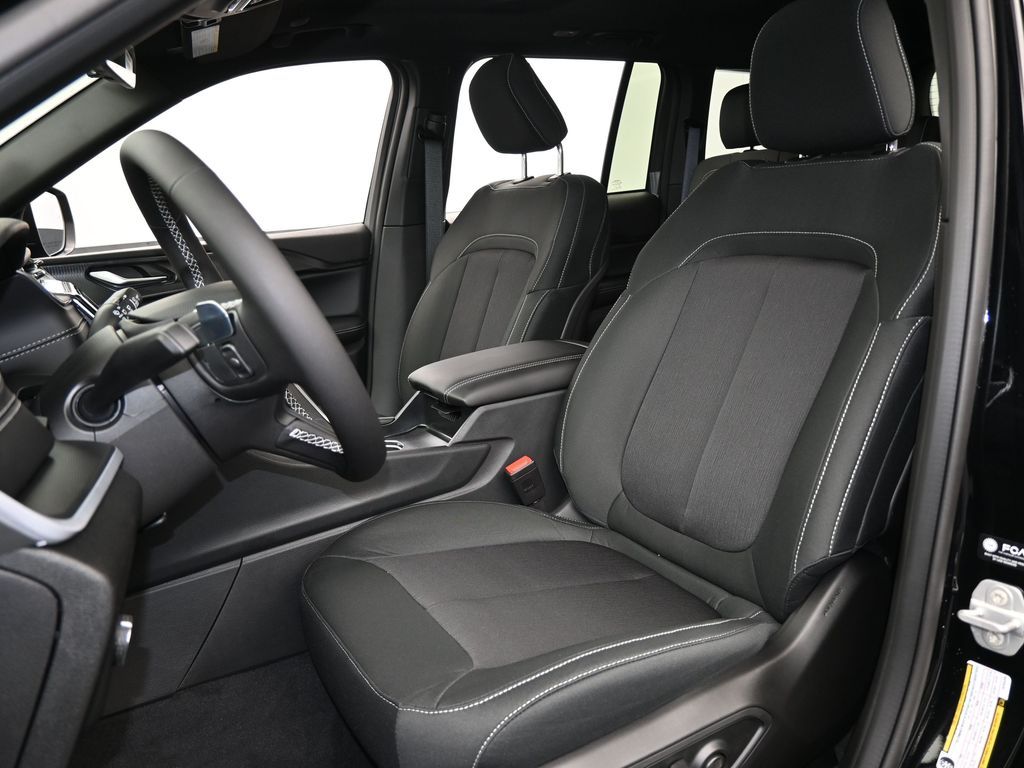 2025 Jeep Grand Cherokee Laredo X photo 2