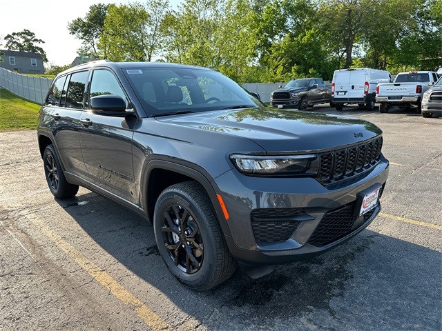 2025 Jeep Grand Cherokee Altitude photo 3