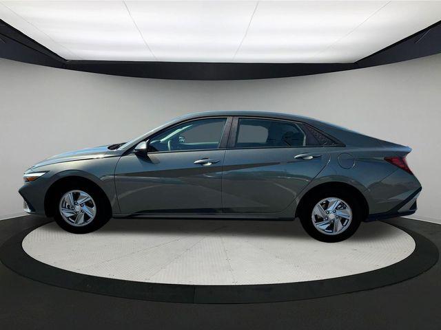 2025 Hyundai Elantra SE photo 3