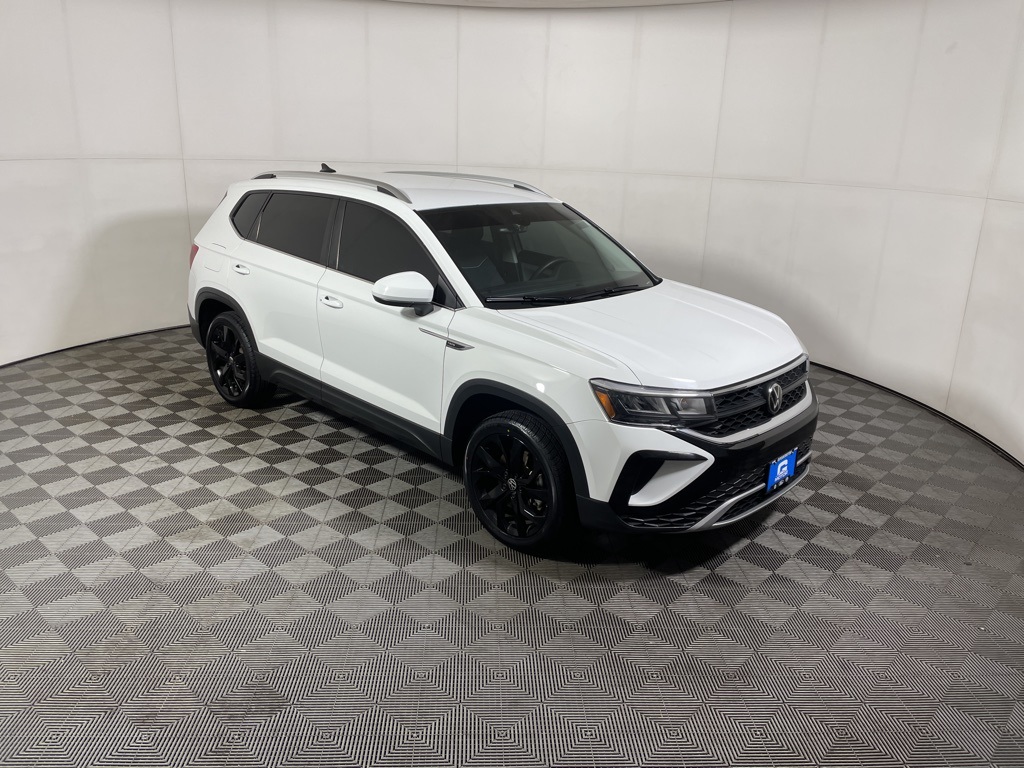 2023 Volkswagen Taos SE's photo