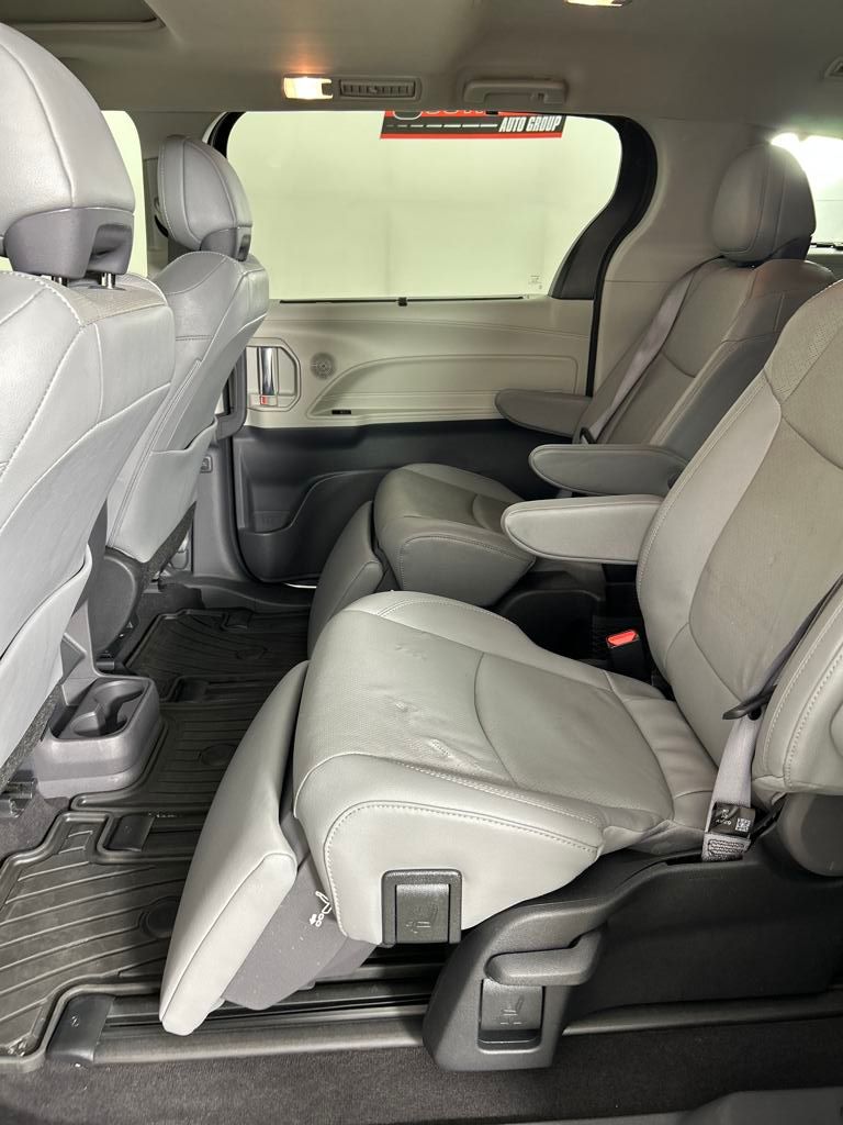 2022 Toyota Sienna Limited photo 22