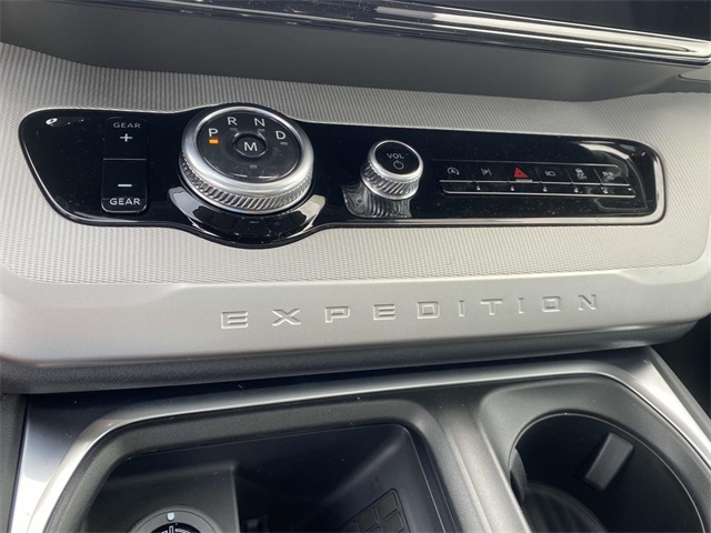 2025 Ford Expedition photo 14