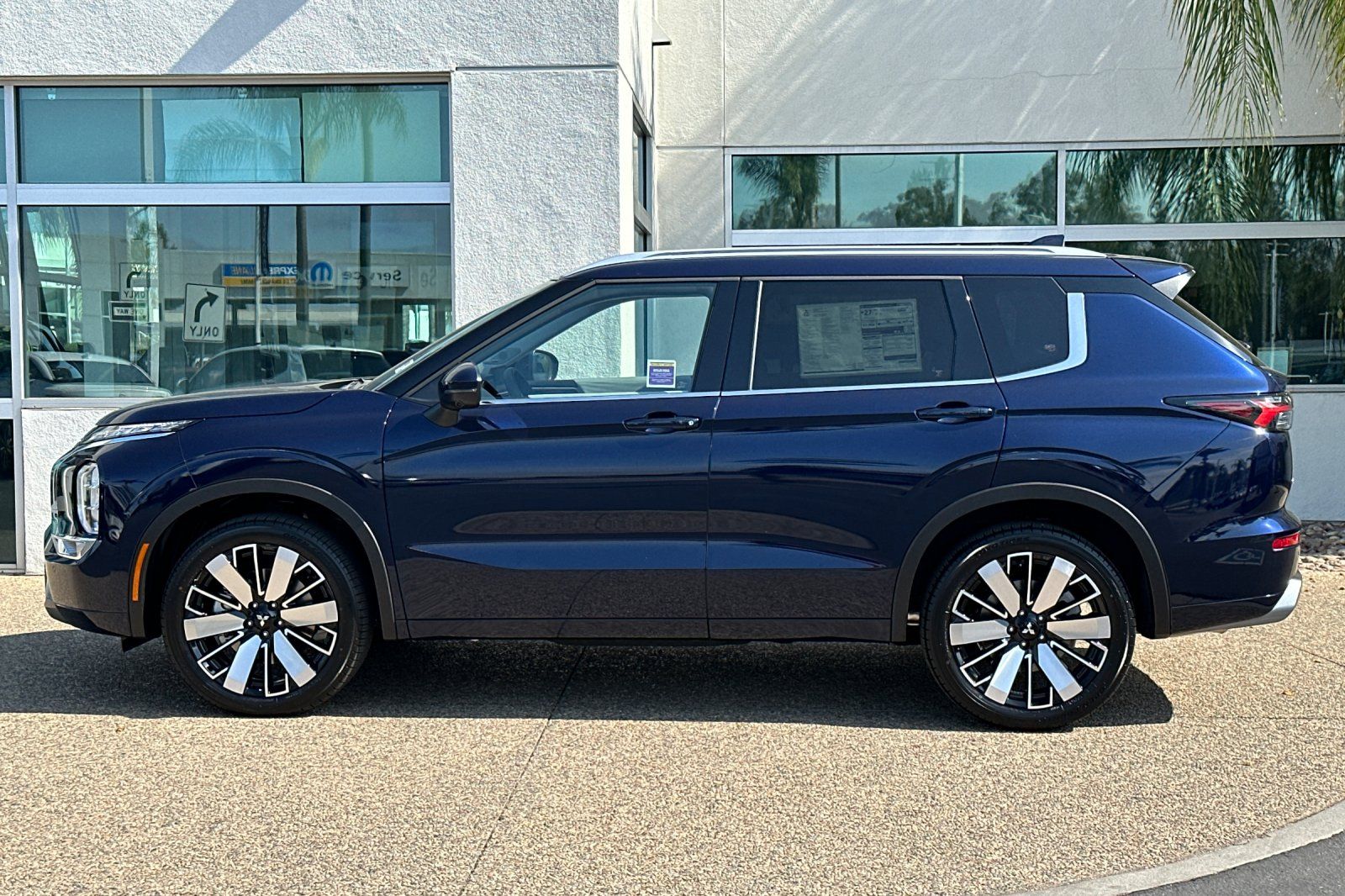 2025 Mitsubishi Outlander SEL photo 7