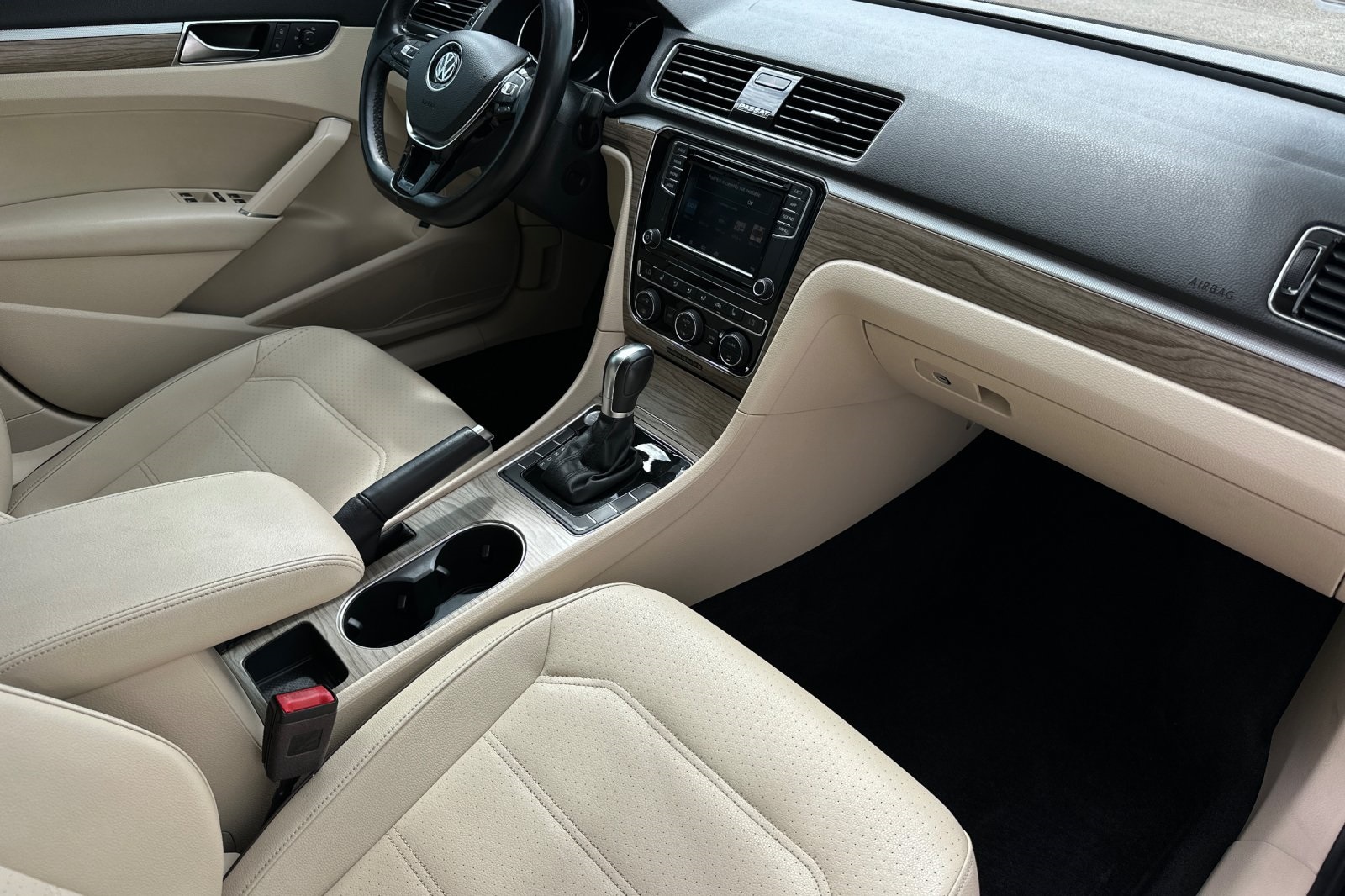 2018 Volkswagen Passat 2.0T SE photo 13