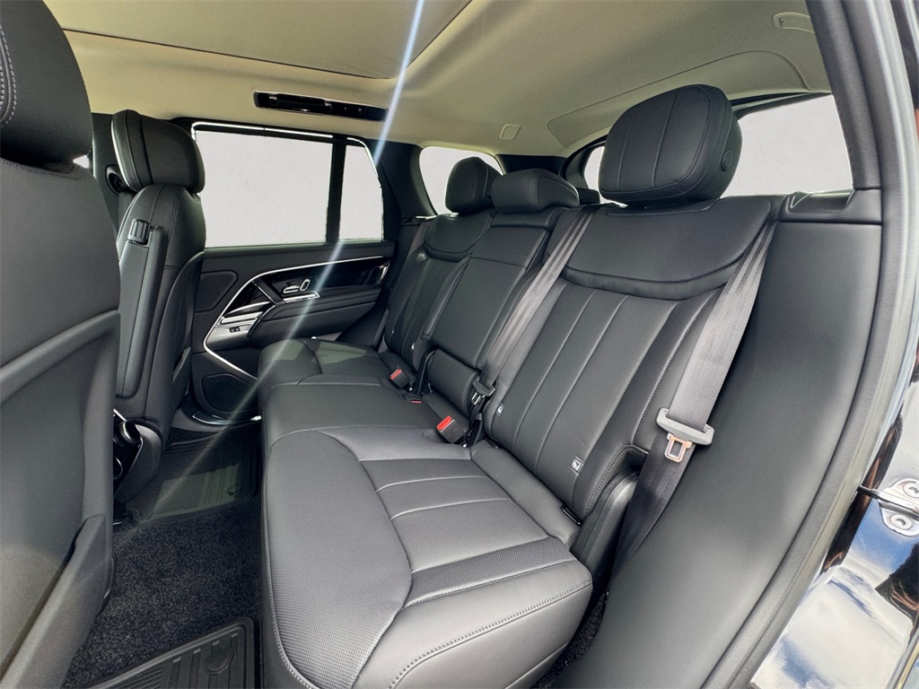 2025 Land Rover Range Rover SE photo 12