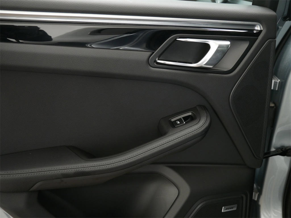 2024 Porsche Macan T photo 14