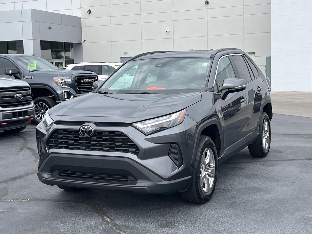 2022 Toyota RAV4 XLE photo 3