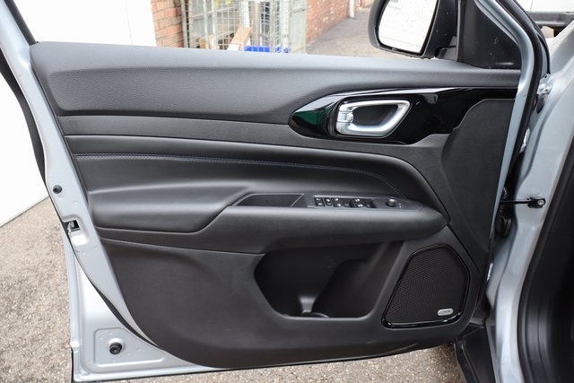 2025 Jeep Compass Latitude photo 3
