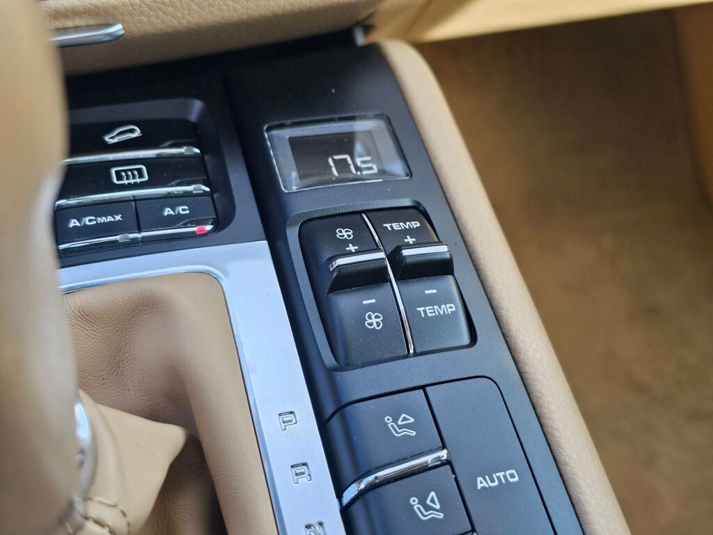 2015 Porsche Macan S photo 36