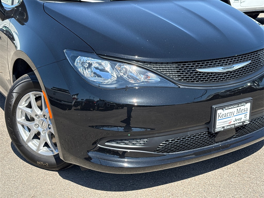 2025 Chrysler Voyager LX photo 3