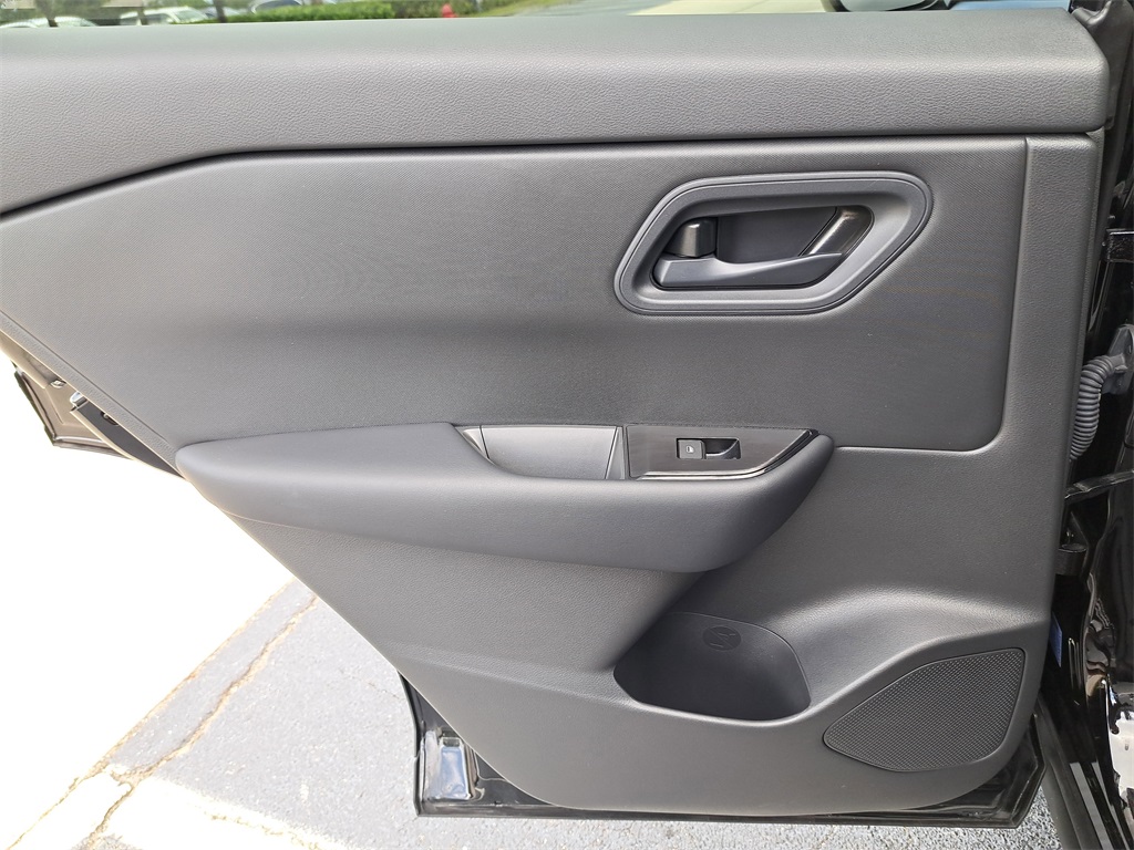 2025 Nissan Rogue S photo 14