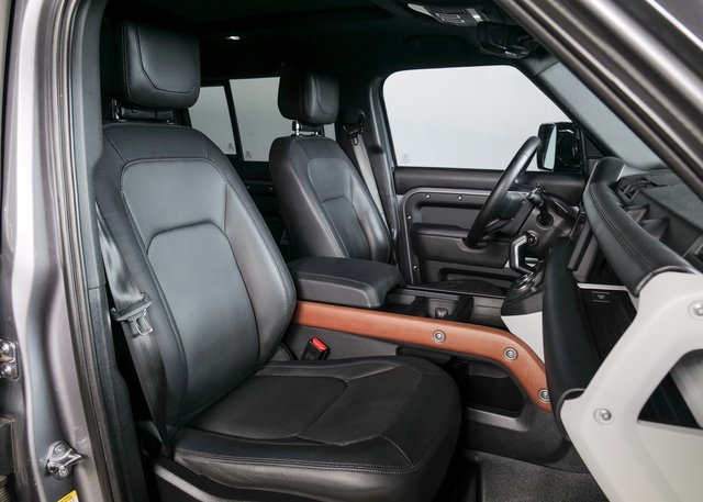 2024 Land Rover Defender 110 X-Dynamic SE photo 3