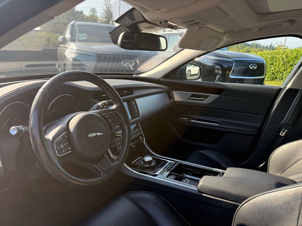 2017 Jaguar XF 35t Prestige photo 8