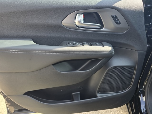 2026 Chrysler Pacifica photo 16