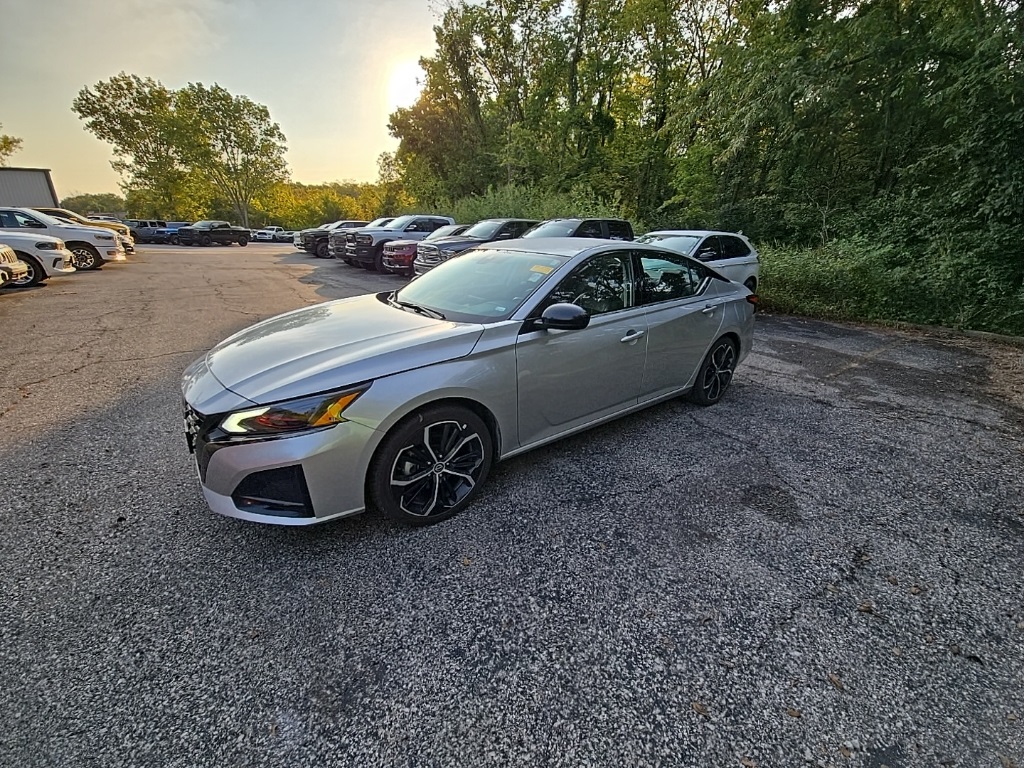 Used 2023 Nissan Altima SR with VIN 1N4BL4CV5PN338656 for sale in Kansas City