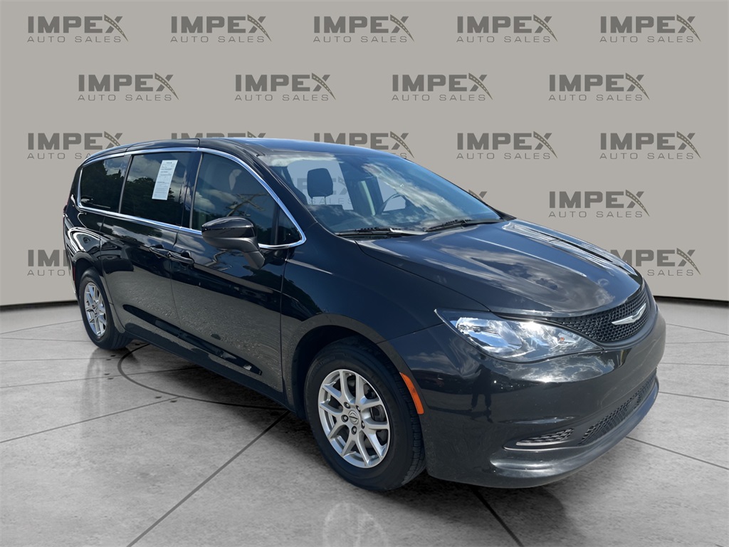2023 Chrysler Voyager LX photo 6
