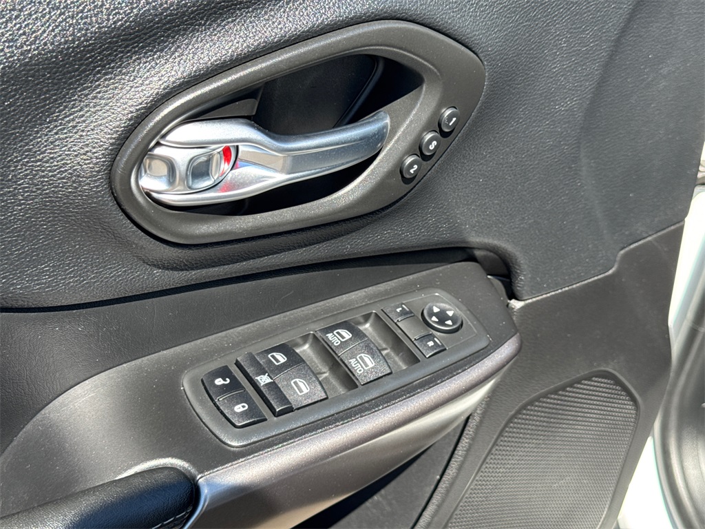 2020 Jeep Cherokee Limited photo 26