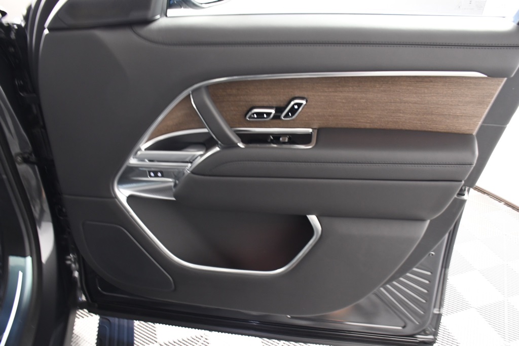 2025 Land Rover Range Rover SE photo 17
