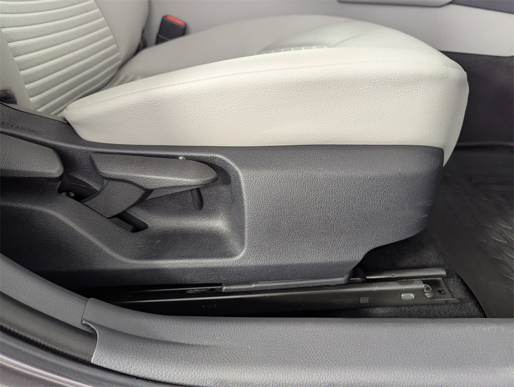 2022 Toyota Camry SE photo 35