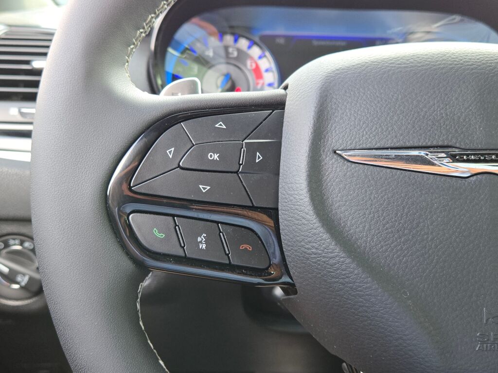 2023 Chrysler 300 photo 31
