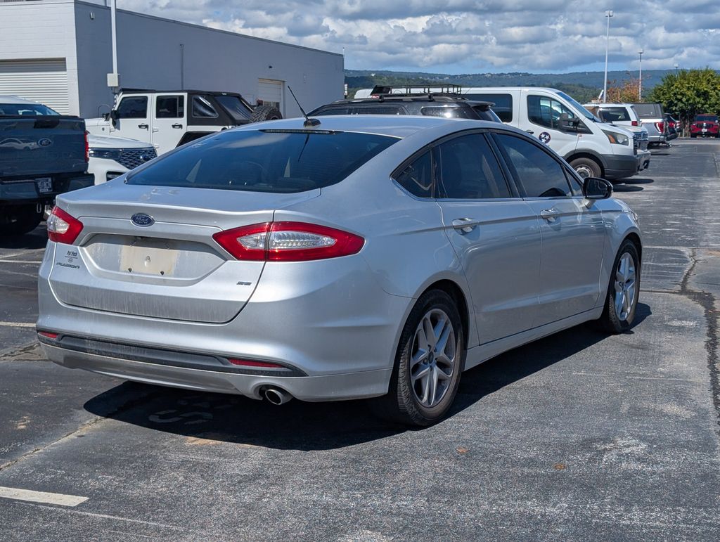 2015 Ford Fusion SE photo 2