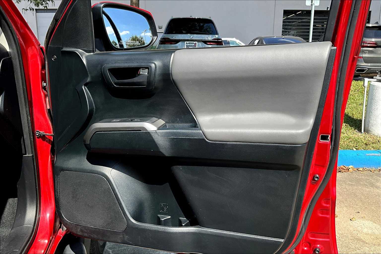 2017 Toyota Tacoma SR5 photo 19