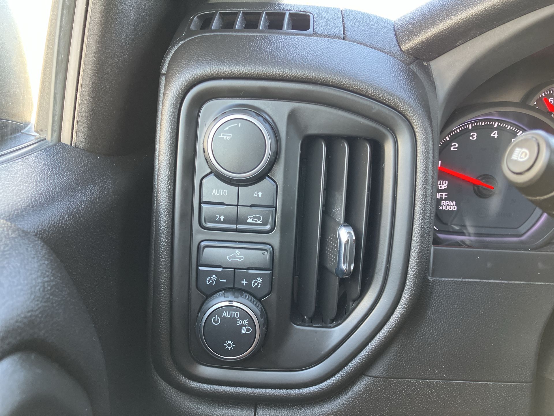 2023 Chevrolet Silverado 1500 Custom photo 9