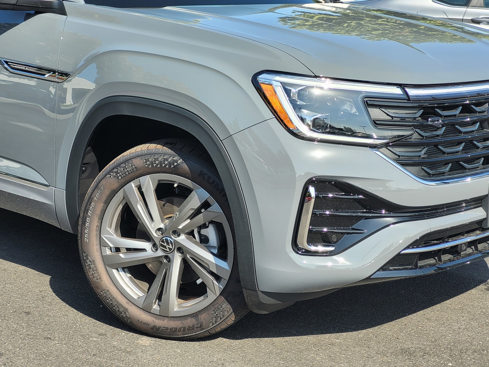 2024 Volkswagen Atlas Cross Sport SEL R-Line photo 2