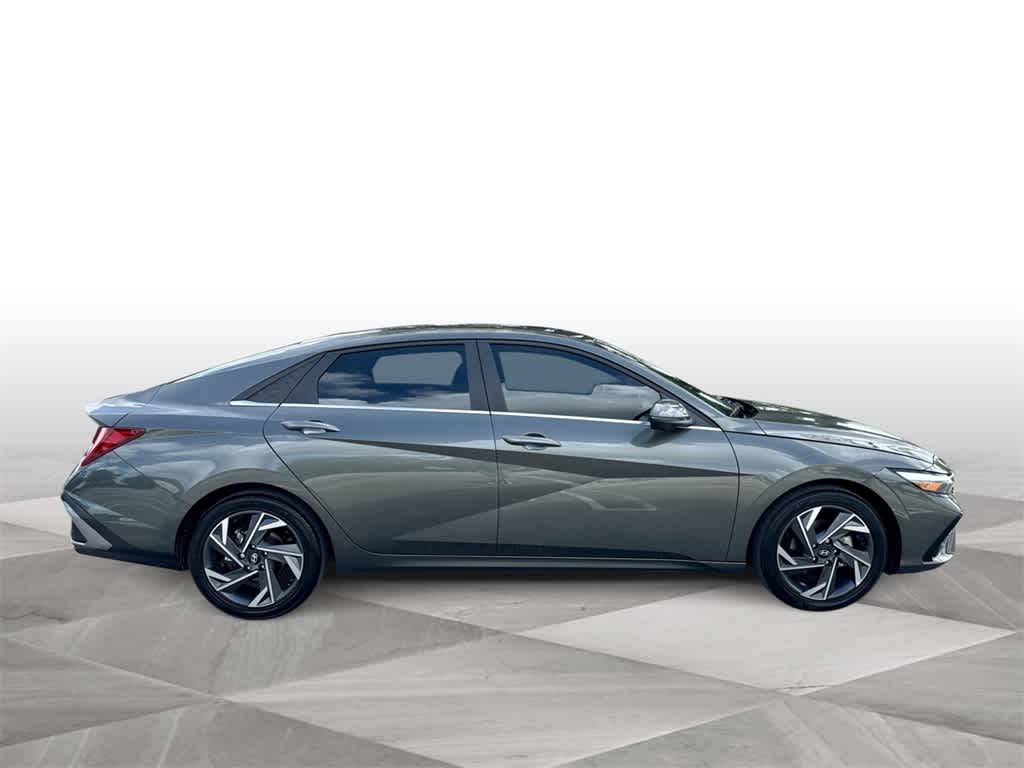2024 Hyundai Elantra Limited photo 8