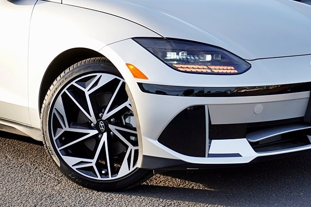 Used 2023 Gold Hyundai SEL image 3