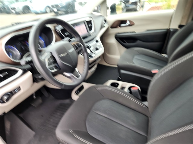 2022 Chrysler Voyager LX photo 6