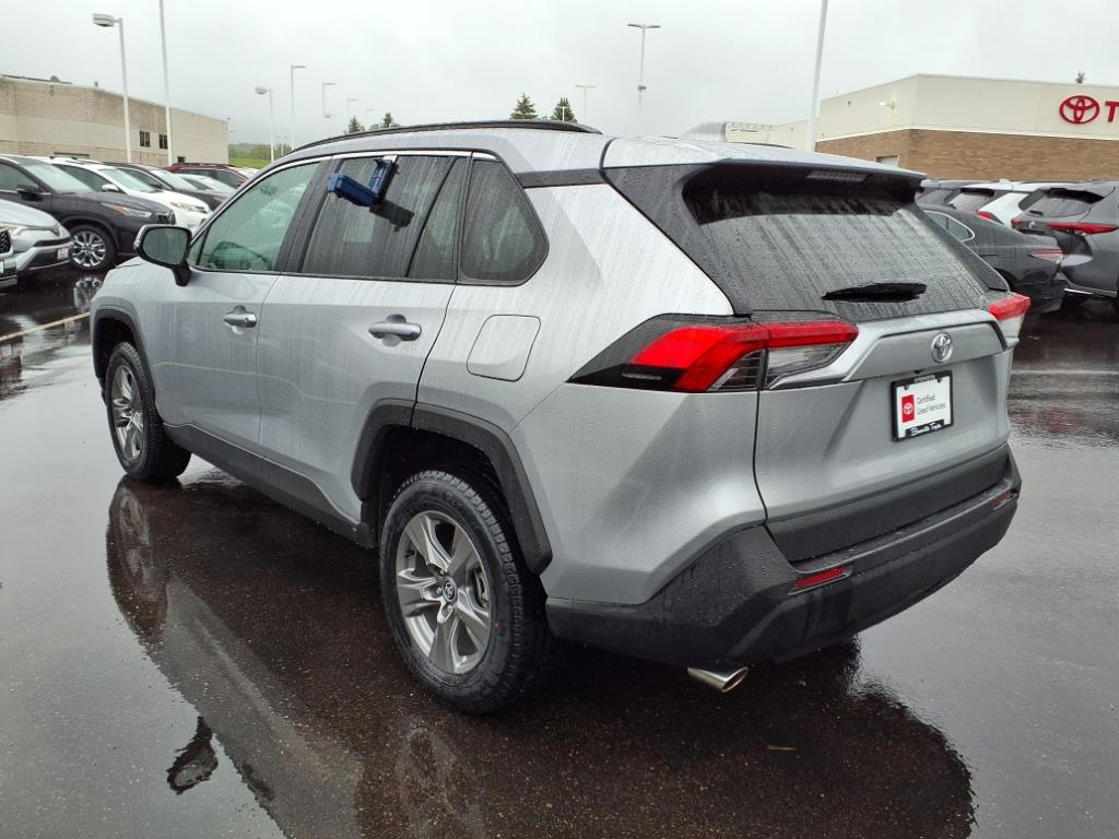 2024 Toyota RAV4 XLE photo 3