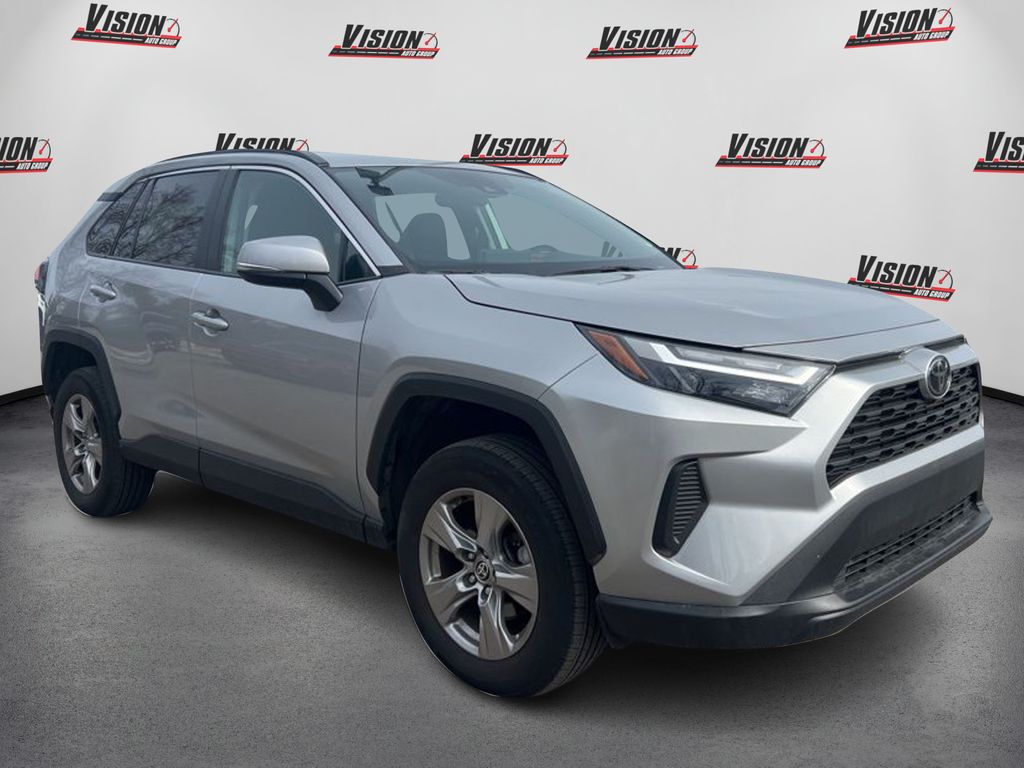 2024 Toyota RAV4 XLE photo 3